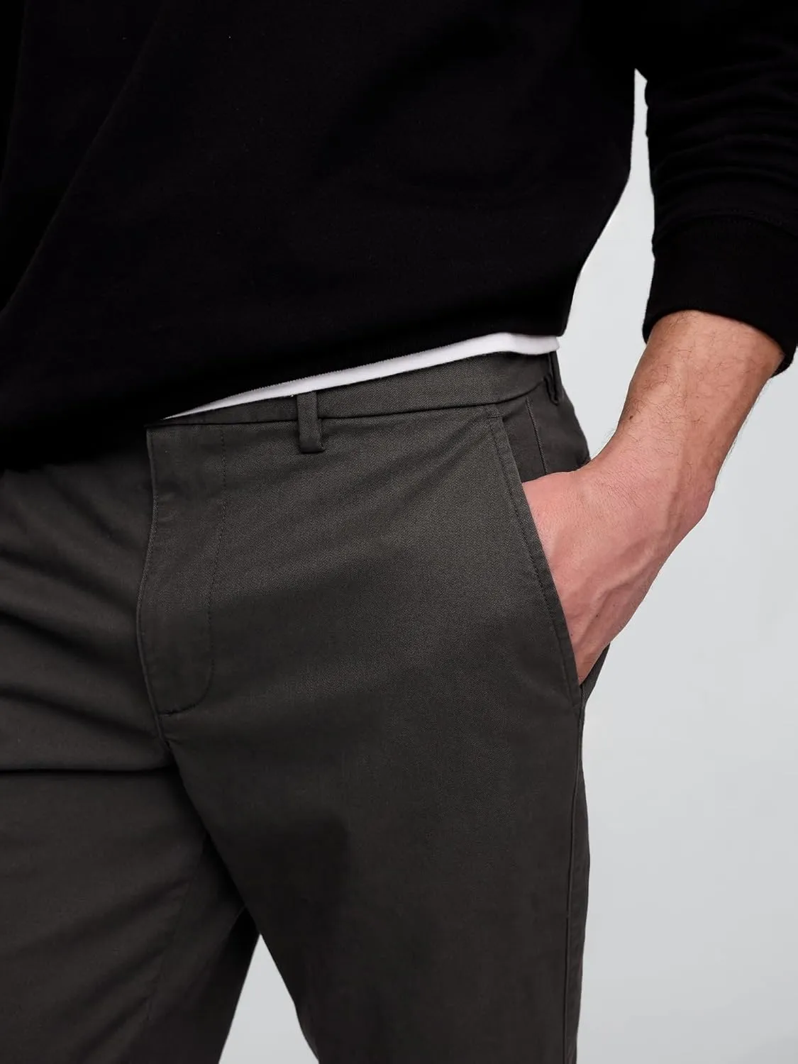 GAP Men's Essential Straight Fit Khaki Chino Pants
